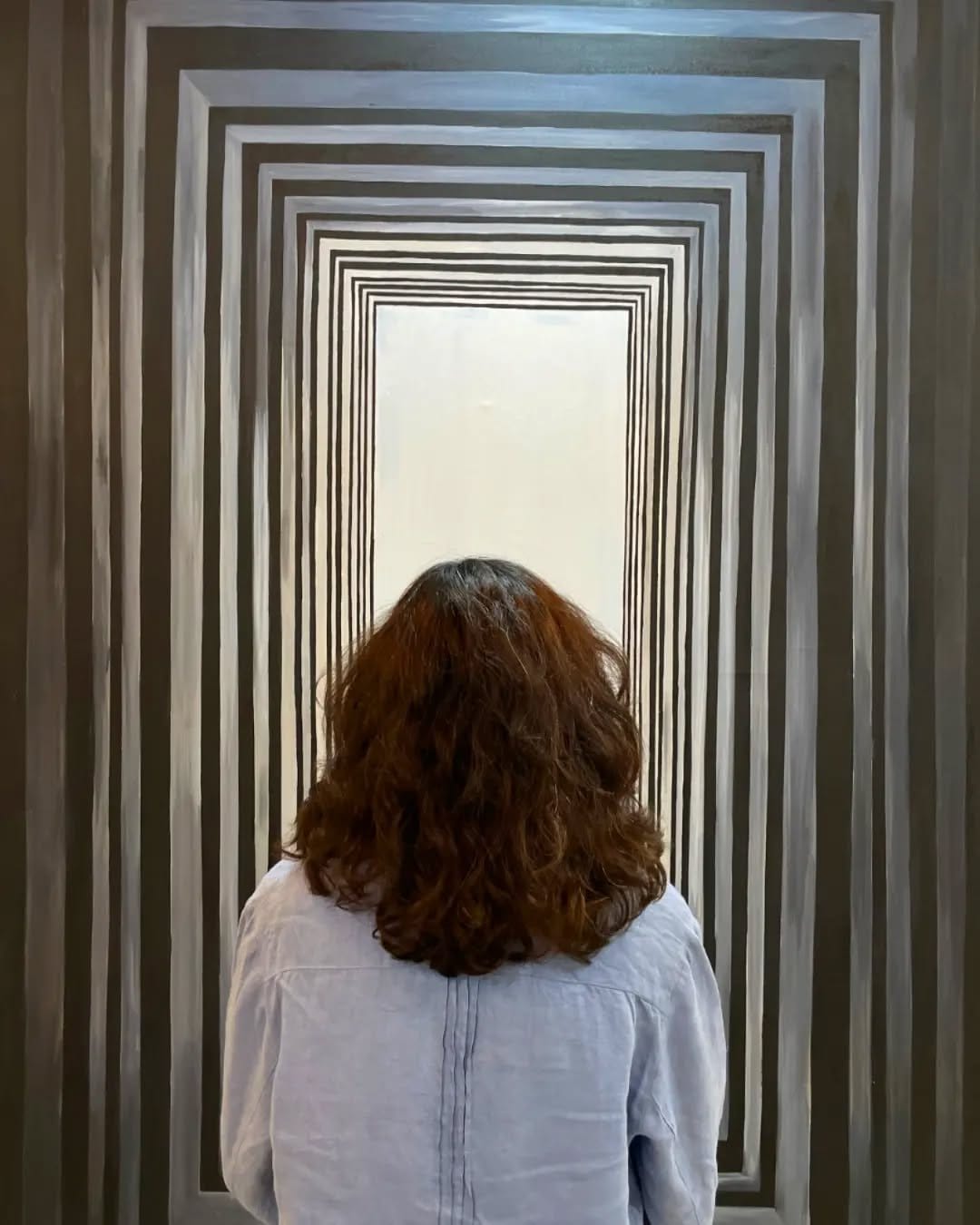 Striking optical illusion wall design