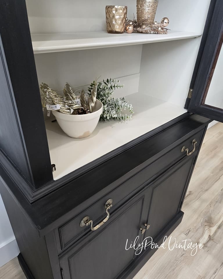 closet doors painted with chalkboard paint