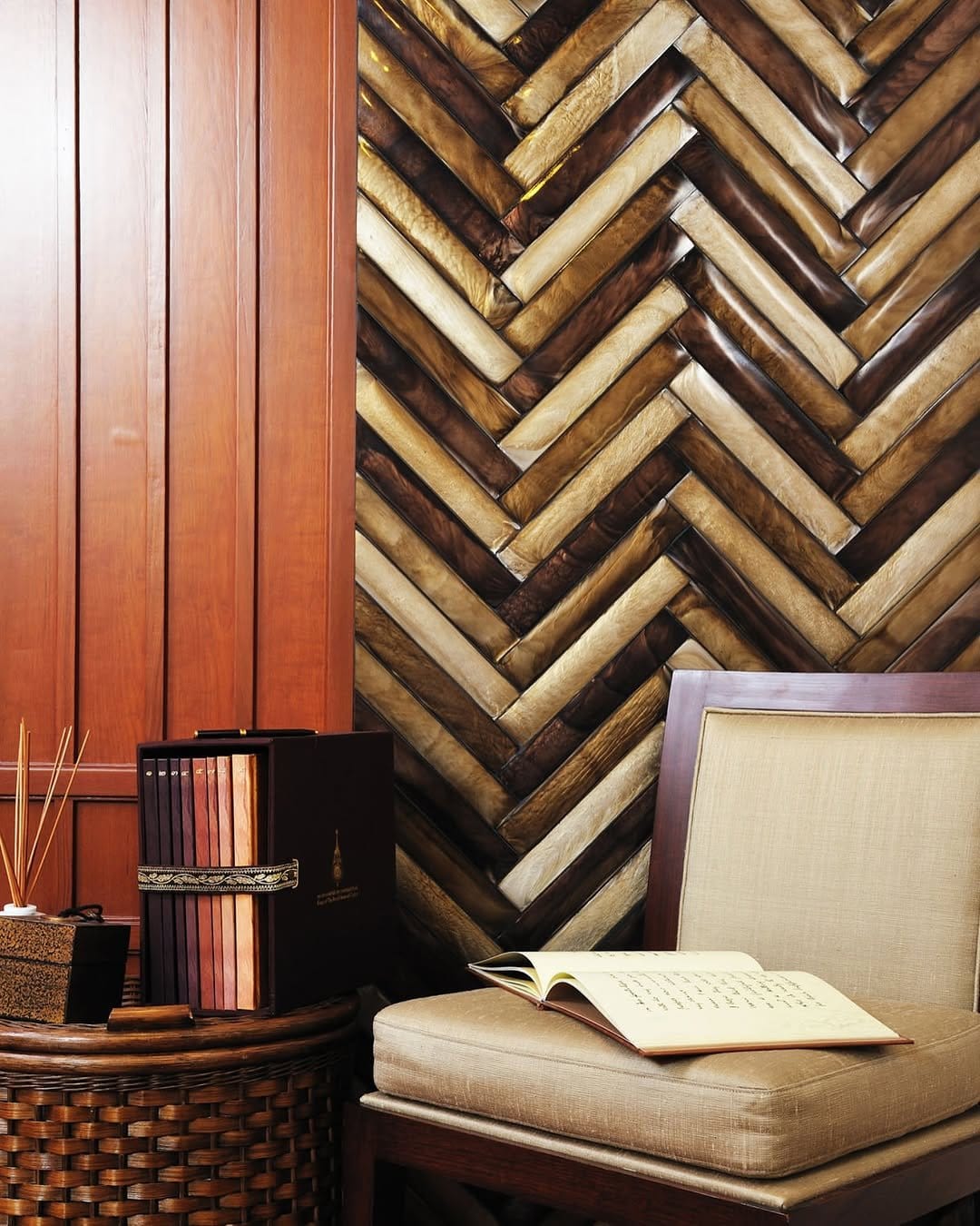 Dynamic zigzag geometric wall art